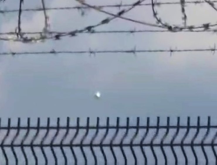 НЛО размером с автомобиль вновь заметили парящим над аэропортом в Великобритании