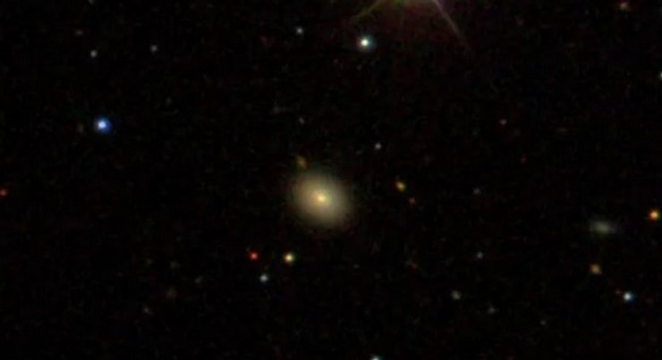 З центрі зображення видно галактику LEDA 3091738, де знаходиться незвичайна чорна діра