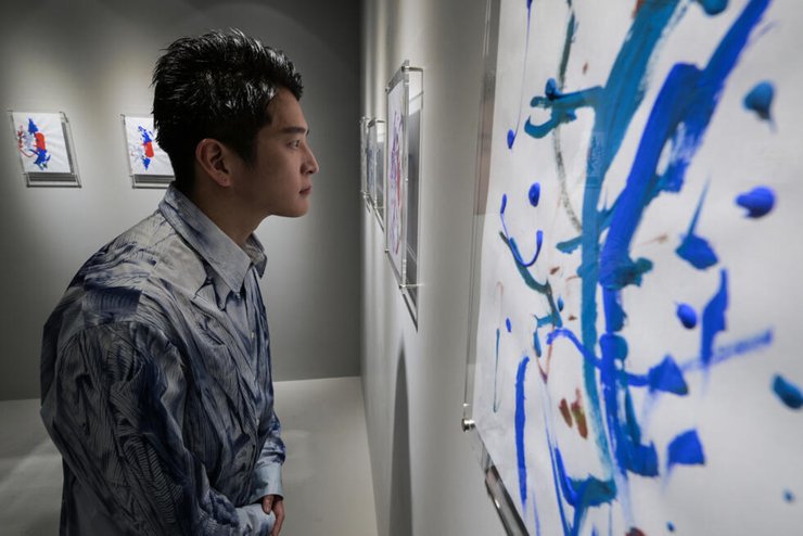 Виставка картин, 21-місячна художниця, однорічна дівчинка, дочка українки, біженка з України, юна художниця, персональна виставка, абстрактні картини