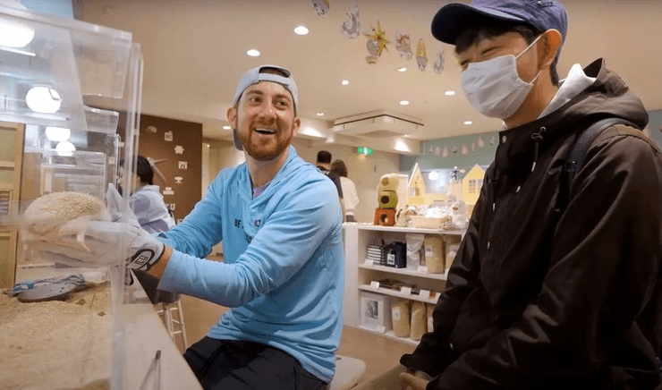 Чоловік працює другом на час, друг на час, нічого не робить і отримує гроші, робота, незвичайна робота, робота з людьми, блогер