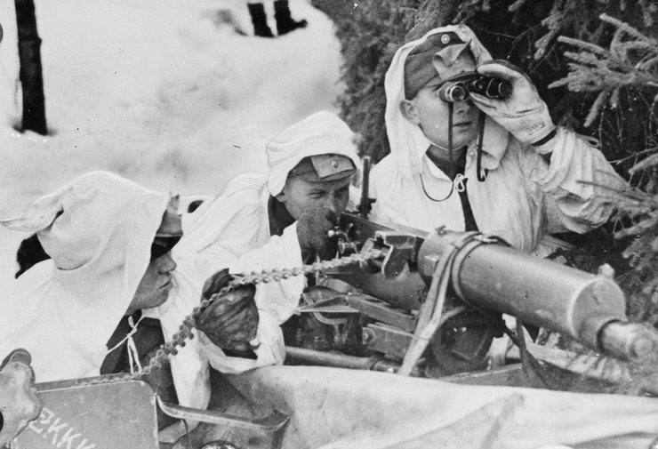 солдаты за пулеметом на позиции