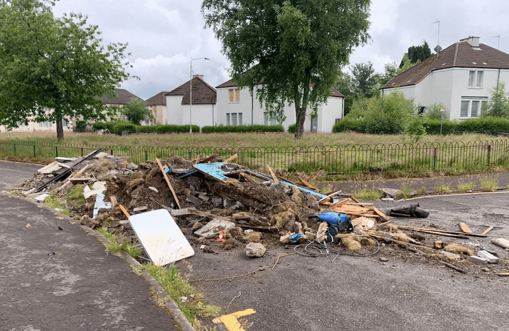 Заброшенный жилой комплекс, снос дома, сносят дома, бульдозеры, кран, мусор на улице, покинули дом, горы мусора, строительные отходы