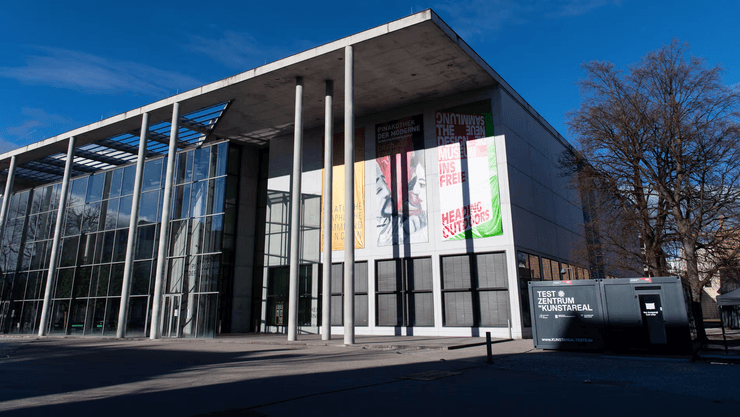 Галерея, выставка картин, картины, галерея современного искусства в Германии, работник галереи, уволили сотрудника, художник