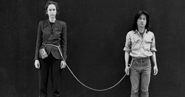 портрет художников Линды Монтано и Течинга Се, связанных веревкой в рамках экперимента Art/Life One Year Performance