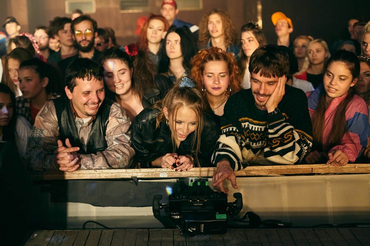 ТРОГАТЕЛЬНАЯ АТМОСФЕРА. Режиссер Ольга Ряшина (в центре) довольна съемками эпизода концерта, который получился и забавным, и сентиментальным