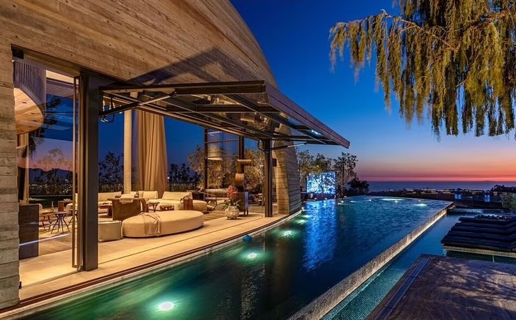 Особняк за 125 мільйонів доларів перетворився на руїни