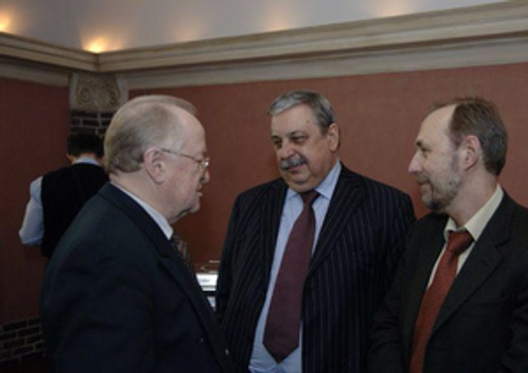 Александр Колпаков (в центре)