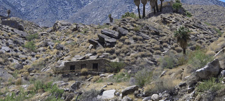 Каменный дом без электричества и воды, скрытый среди скал в каньоне Андреас в Калифорнии