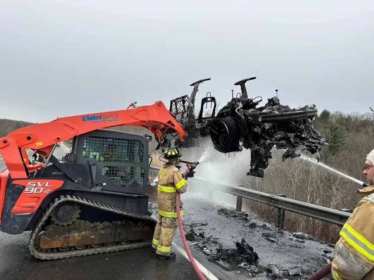 пожар Тесла, сгорела Тесла, Tesla Model S, пожар Tesla, сгорела Tesla, электромобиль Tesla, сгорел электромобиль