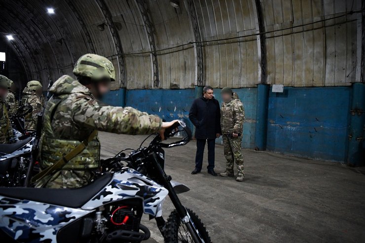 российские солдаты на мотоциклах