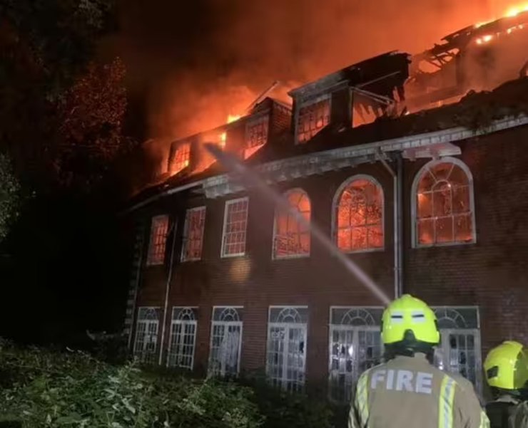 Пожар в заброшенном особняке, особняк, заброшенный особняк, пожар, самая богатая улица в мире, ряд миллиардеров, дом,
