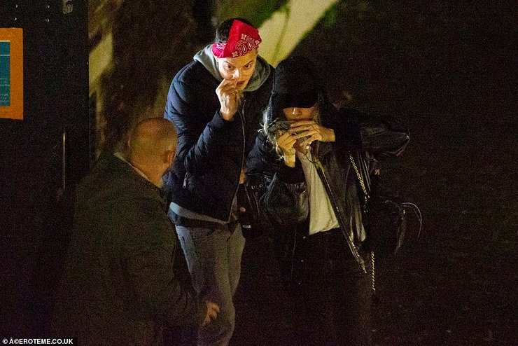 Модель Кара Делевинь со спутником