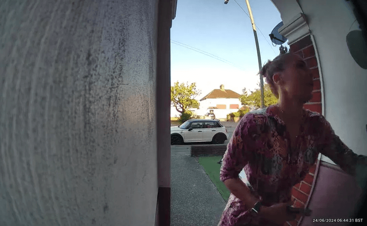 Незнайомець ночує на чужому подвір'ї, намет перед будинком, намет у саду, незнайомець із наметом, чоловік спав у саду жінки, дверний дзвінок