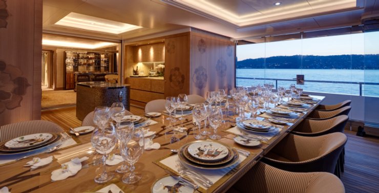 Яхта JOY, вид с яхты на океан, яхта майкла джордана, роскошная яхта, дорогая яхта