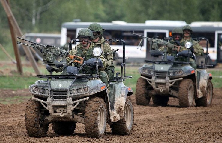российские солдаты на квадроциклах