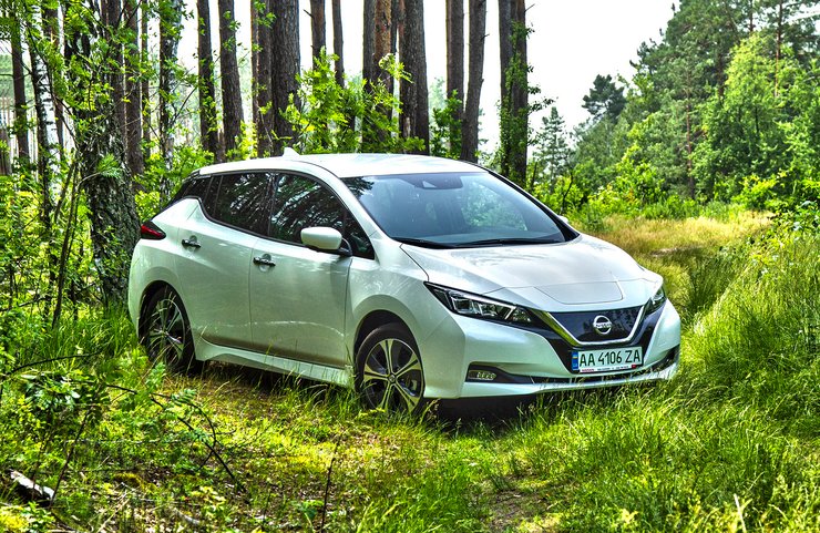 Nissan Leaf — компактный электромобиль для города — в Украине стоит почти 1 млн гривен