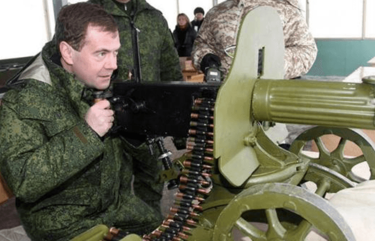 медведєв з кулеметом