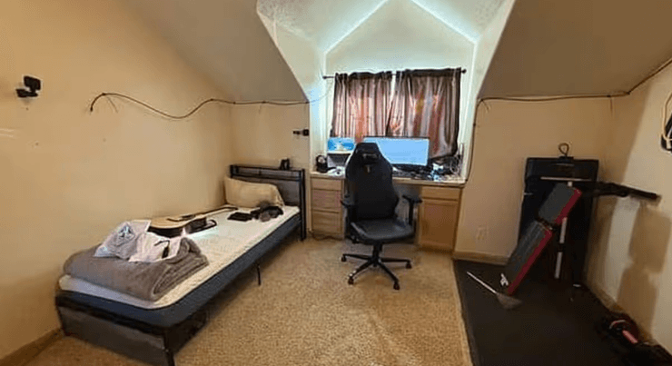 Комната с кроватью, рабочим местом и тренажерами, где мужчина из США живет в полной изоляции в рамках годового эксперимента
