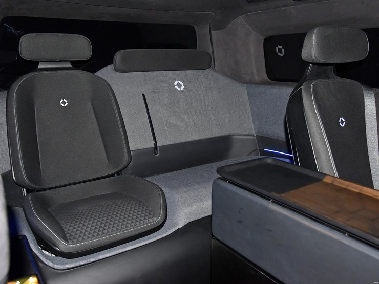 Для пассажиров установлены два отдельных кресла