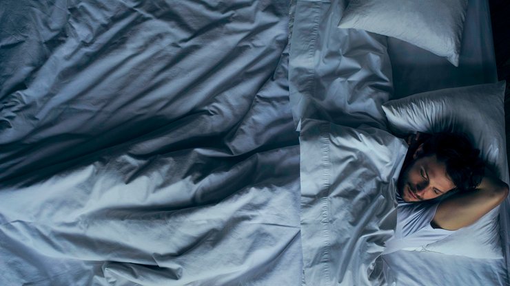 спляча людина, ліжко, фото