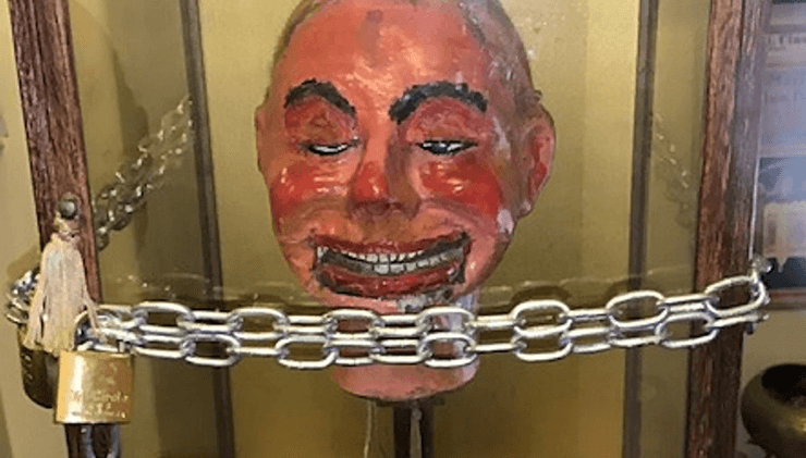 Жуткая кукла, кукла разговаривает, моргает и двигает ртом, заперли на замок, кукла времен Второй мировой войны, концлагерь