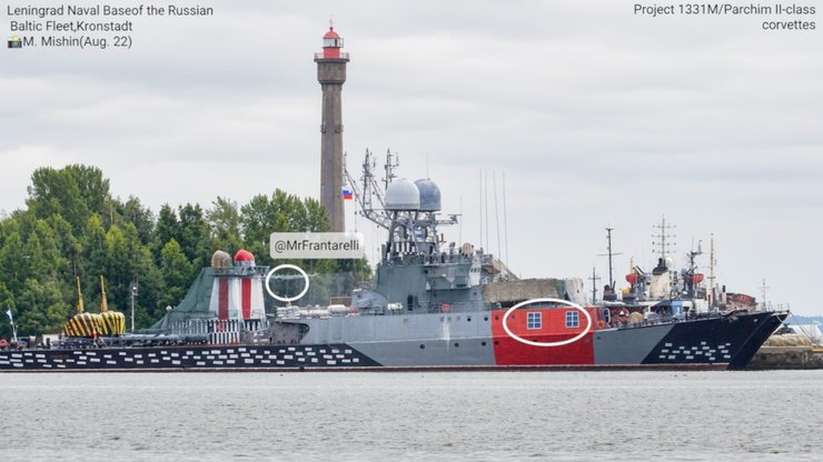 фото корабля РФ у камуфляжі будинок, Балтійське море