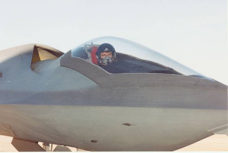 пілот в кабіні літака, винищувач стелс, Boeing Bird of Prey