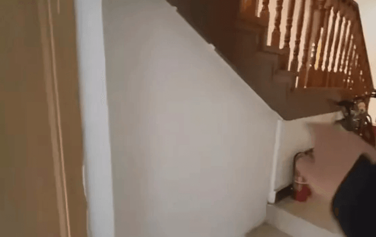 Квартира під сходами в Китаї, крихітна квартира, унітаз, туалет, унітаз посеред квартири, унітаз посеред кімнати, оренда житла