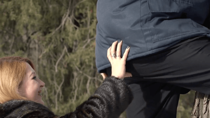 Женщина ухаживает за мужчиной и касается его