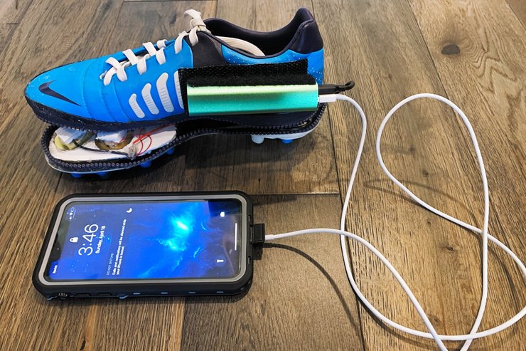 зарядка для смартфона, обувь