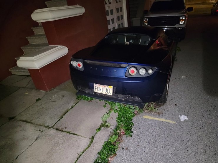 Tesla Roadster, электромобиль Tesla, спорткар Tesla, заброшенные авто