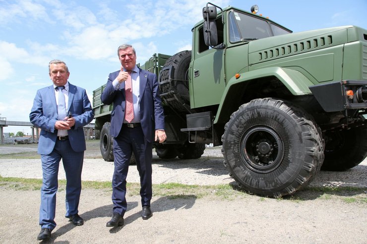 Андрей Таран и Олег Уруский во время посещения завода КрАЗ