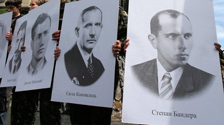 Естафету звеличення культу Степана Бандери й ОУН, який спочатку практикувався в діаспорі, швидко підхопили на українському П'ємонті — у Галичині.