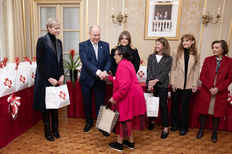 Королевская семья Монако раздала подарки от Красного Креста