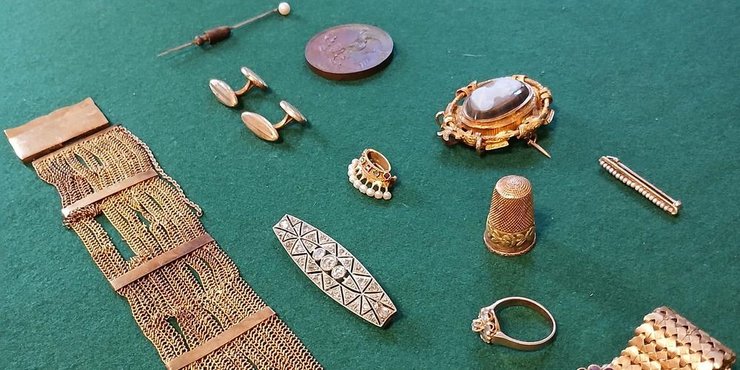 Сокровище нашли под стеной строители из Франции, какие золотые украшения были внутри, как они там оказались