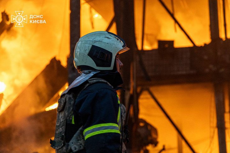 Работник ГСЧС на месте удара по Киеву ночью на 4 июля