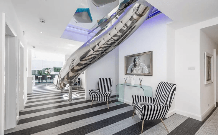 Роскошный особняк, дом с горкой внутри, горка вместо лестницы, необычный дом, огромный особняк, двухэтажный дом,