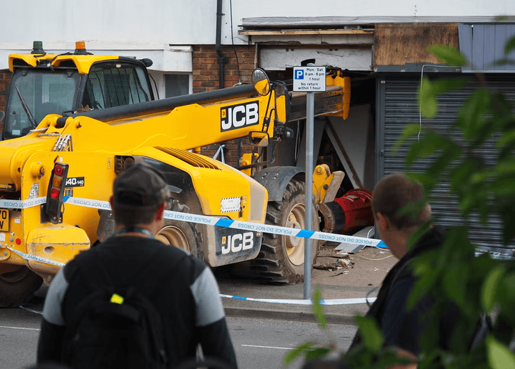 Ограбление магазина, хотел красть банкомат, украл банкомат, мужчина ограбил банк, ограбление, украл кран, полиция,