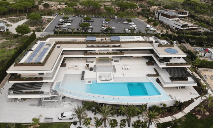 Розкішний особняк Кріштіану Роналду в Португалії з критими і відкритими басейнами