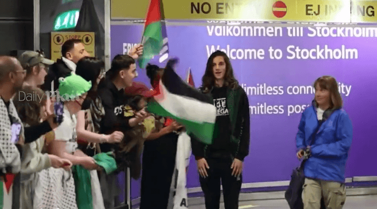 Грета Тунберг з Крісом Кеббоном в аеропорті