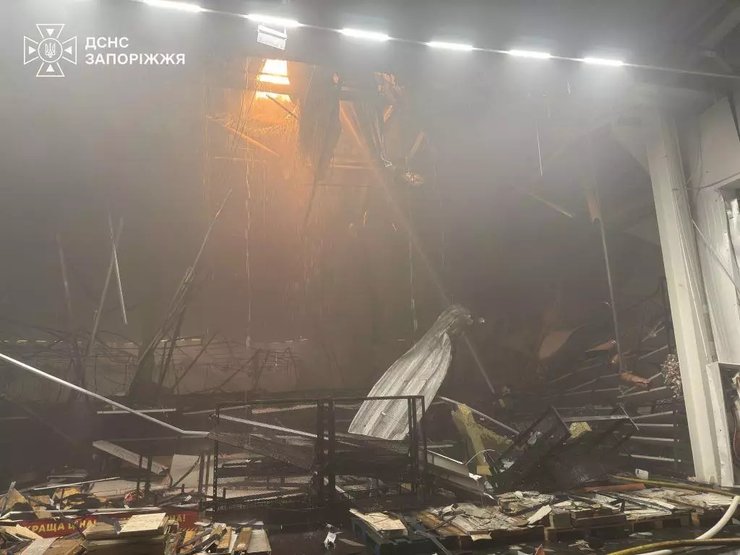 Наслідки нічного удару по "Епіцентру" у Запоріжжі