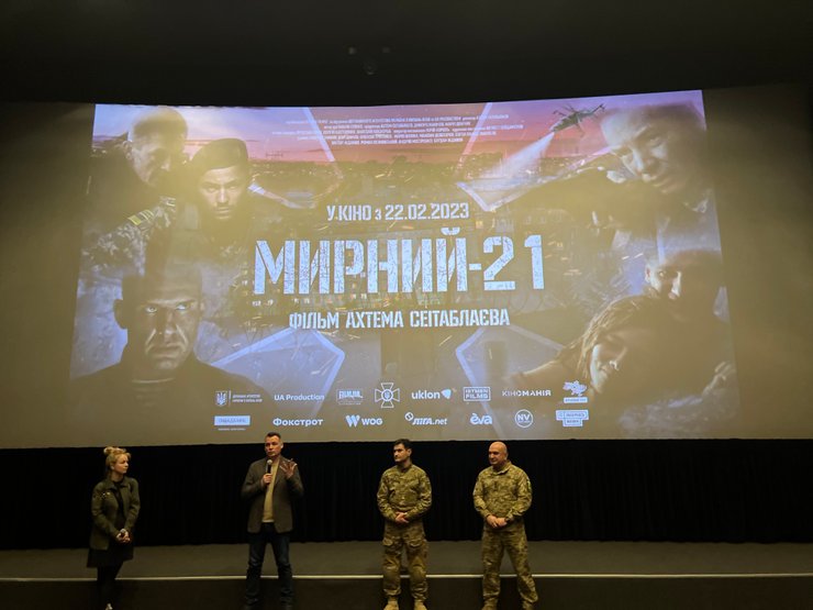 Кадр с показа фильма "Мирный-21" с участием режисера Ахтема Сеитаблаева