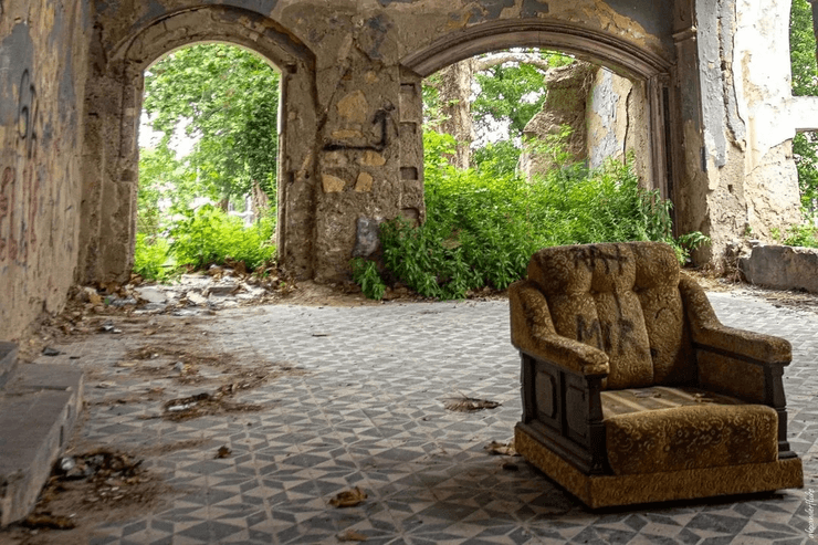 кресло в зале дома