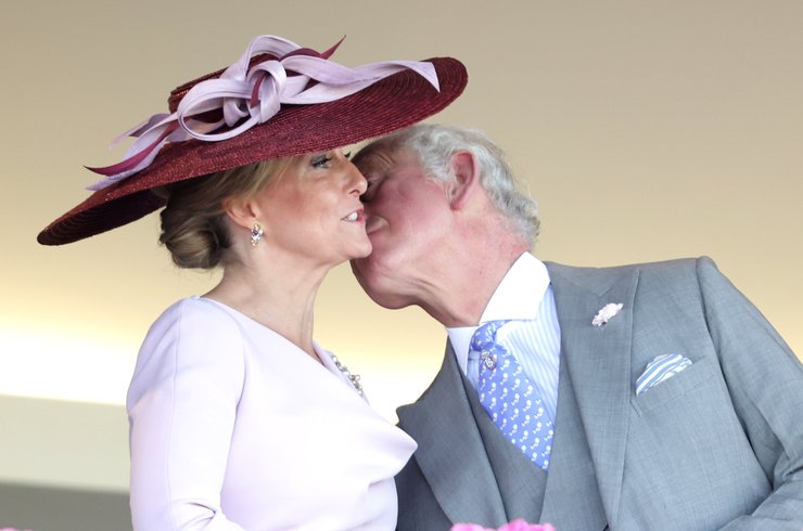Не обошли поцелуи Чарльза и супругу принца Эдуарда, Софи Уэссекскую.