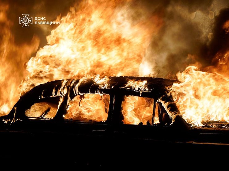 Горить машина у Львові після нічної атаки 12 липня