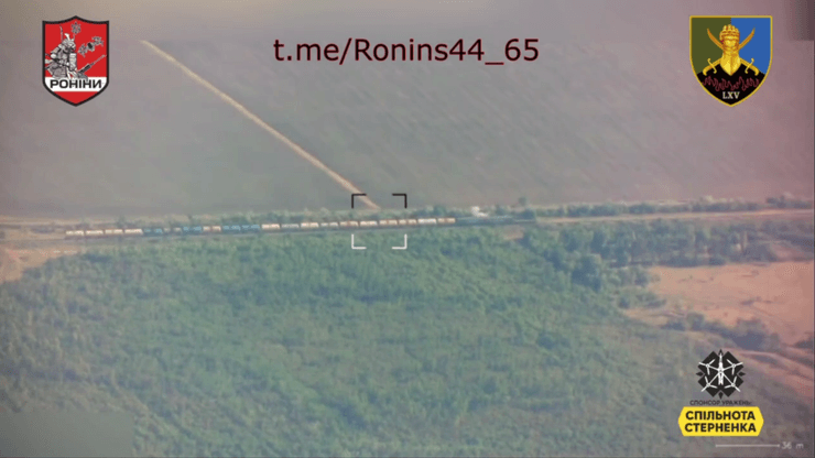 Російський тепловоз 2ТЕ116 із ешелоном палива