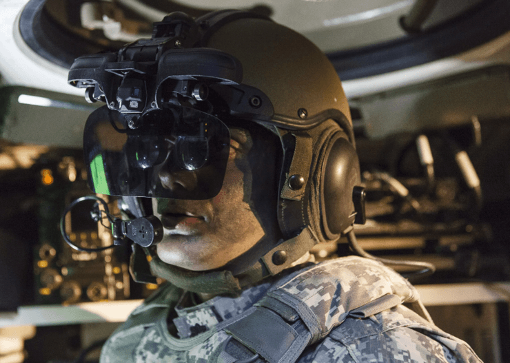 солдат внутри боевой машины