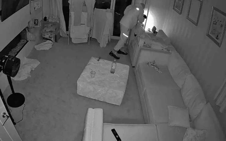 Грабитель проник в дом, незнакомец в чужом доме, ограбление, грабитель в балаклаве, дочь заметила грабители, вор