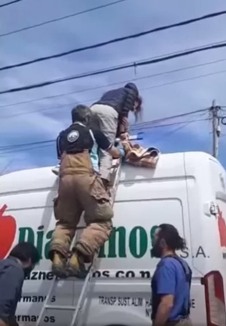 Жінку рятують