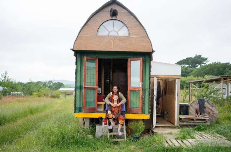 Жінка звела із брухту невеликий будиночок та живе там з двома своїми дітьми, Ембер Сміт, Велика Британія